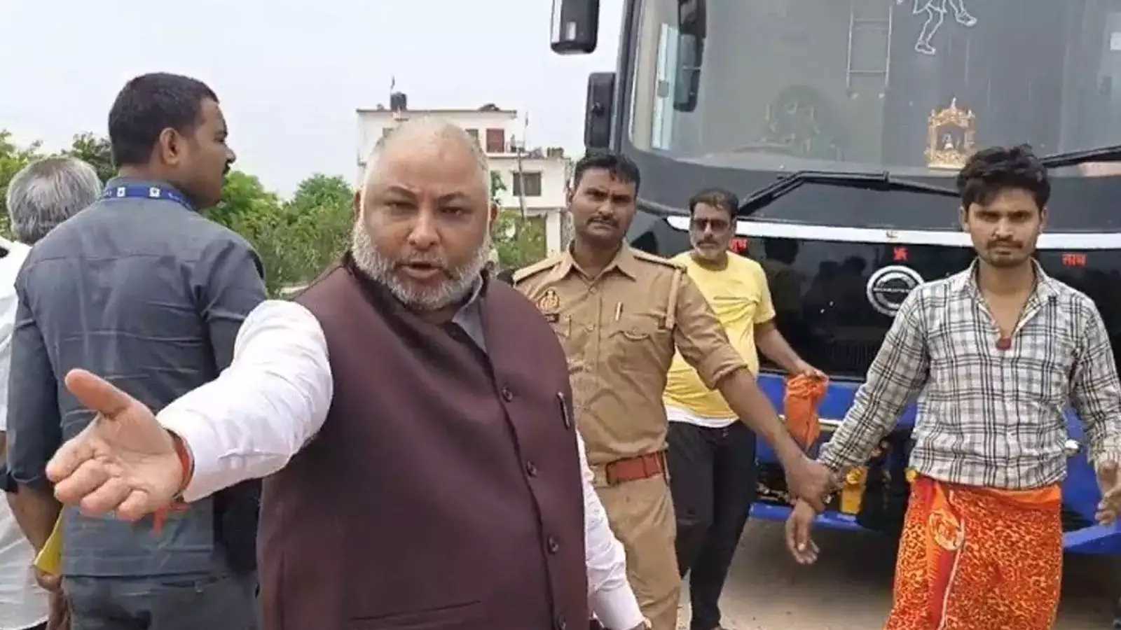 उन्नाव हादसे के बाद एक्शन मोड में परिवहन मंत्री दयाशंकर सिंह, कई बसों को किया सीज